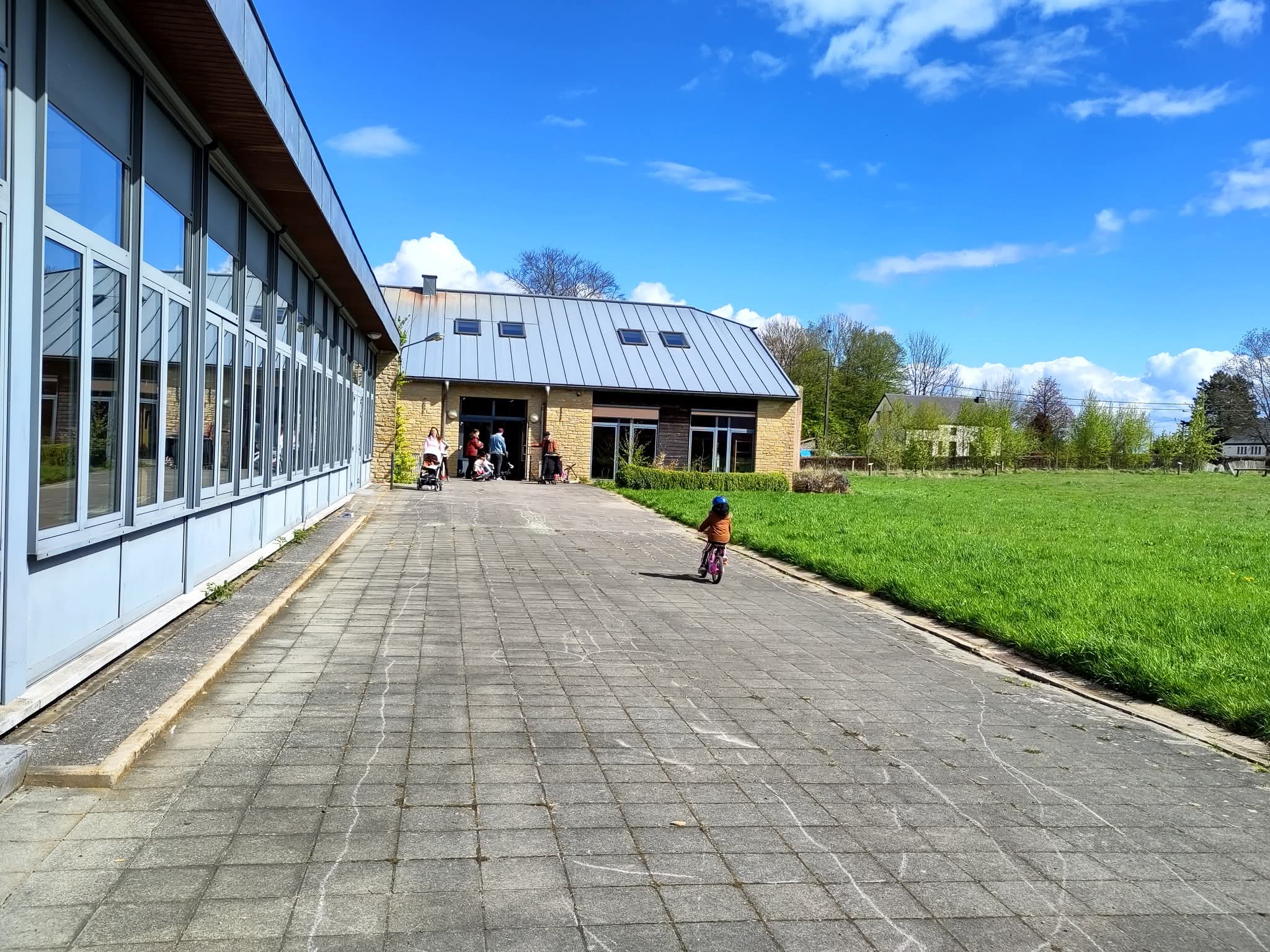 Bùtiment de l'école de Chiny